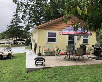 Lazy H Cabin Rental located near the Oar House great for fishing and spoonbill - Warsaw - Patio