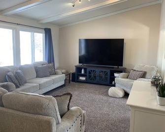 Full Fun House near the Twin Cities and the Blaine Soccer Complex! - Blaine - Living room