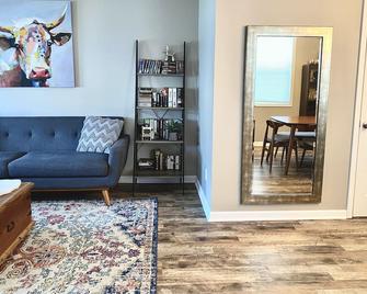 Beautiful, Remodeled Home - Downtown Fort Wayne - Fort Wayne - Living room