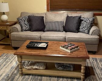 Private home with beautiful lake views. - Wagoner - Living room