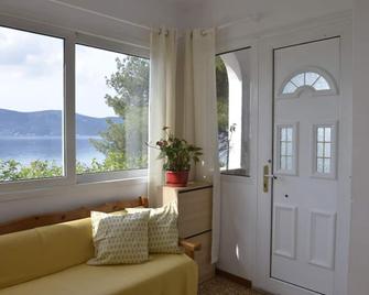 Salamis Beachfront House - Salamína - Σαλόνι