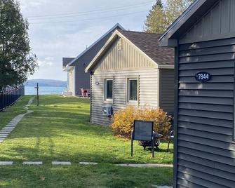 2BR Cozy Cabin Crystal Lake private beach 15 to min Crystal Mtn. EZ ice fishing - Beulah - Edificio