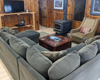 Family Cottage on Lake Couchiching - Orillia - Living room
