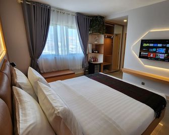 Silver Mounts Hotel - Nom Pen