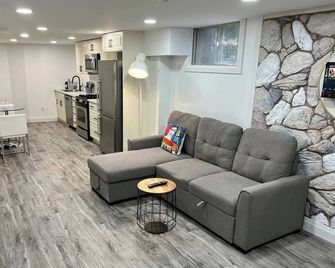 Adorable 1 Bedroom Suite With Kitchen & - Cambridge - Soggiorno