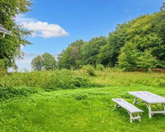 Lakeside Holiday Home with Forest - Skanderborg - Innenhof