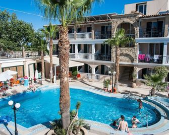 فندق زانتا بلازا - شامل جميع الخدمات - مدينة زاكينثوس - حوض السباحة