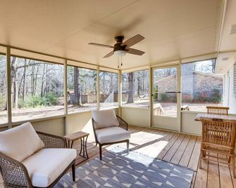 Pet-Friendly Fultondale Home about 9 Mi to Birmingham! - Fultondale - Living room