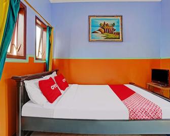 OYO Life 90321 Ken Ken Villa - Batu - Спальня