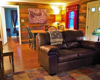 Lovely Riverfront House with Fire Pit & 30ft Swing! - Algonquin - Wohnzimmer