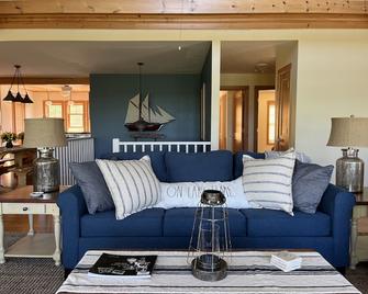 Lake Michigan/Beaver Island with incredible private beach - Beaver Island - Living room