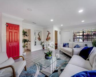 Spacious 4BR Miami Townhome with Communal Pool - Ives Estates - Wohnzimmer