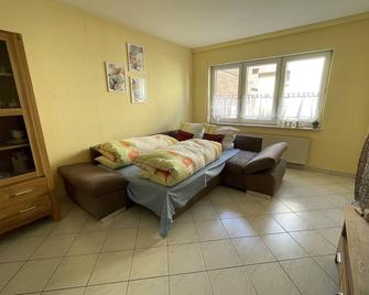 Ferienwohnung Naunheim, ebenerdig, Smart TV - Wetzlar - Living room