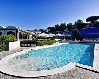 โรงแรมออลไทม์รีเลสแอนด์สปอร์ต - โรม - สระว่ายน้ำ