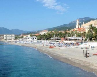 리 아그루미 - 토보 산지아코모 - 해변