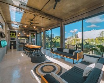Villa Konkrete - 3BR - Tropical Hideaway Rooftop 15mins to The Beach - North Kuta - Lobby