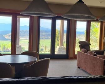 Mammoth Lakes alternative premier housing. Custom Craftsman Home 14miles East - Bishop - Living room