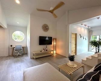 Welcome to the Greenery Home Phuket @Soi Ta iad, Comfy House on Green Lawn - Chalong - Living room