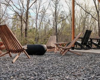 Glamping Retreat-Tiny Home+Restored Vintage Camper - Sevierville - Patio