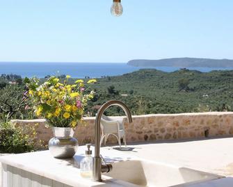 Beautiful Authentic House On Top Of A Mountain, Wide View Over Sea And Mountains - 伊西翁 - 陽台