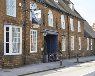 Saracens Head Towcester By Greene King Inns - Towcester - Building