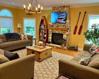 The perfect get away by the Georgian Bay! - Penetanguishene - Living room