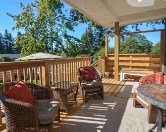 My Time Getaway - All Year Destination, Skiing, Fishing, Golfing and Lots More! - Comox - Balcony