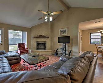 Pet-Friendly Missouri City Home w/ Fenced-In Yard! - Missouri City - Living room