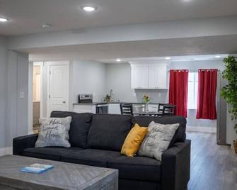 Spacious Basement Apartment - Eagle Mountain - Living room