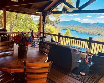Bear's Mountaintop Home with Gorgeous Lake Views chalet - Robbinsville - Balkon