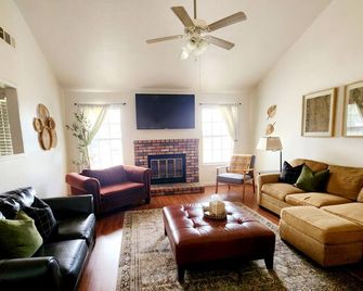 Bespoke Home In The Heart Of Turlock - Turlock - Huiskamer