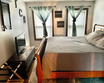 Quiet Guesthouse/Cottage in Historic East End of Charleston, WV. Pet Friendly! - Charleston - Bedroom