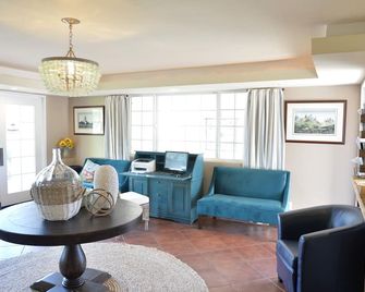Crown City Inn Coronado - Coronado - Living room