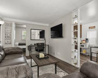 Fully equipped 2br retreat ( Entire House ) - Dearborn Heights - Living room