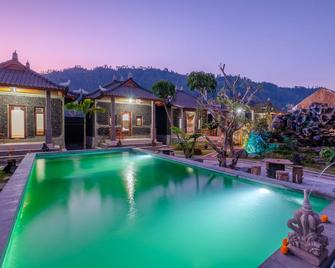 Latengaya Mount Batur View Bungalow - Kintamani - Piscina