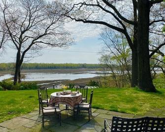 Waterfront Private Beach community. 21.8K Jul/ Sept. 9.6K Oct./Apr. 1 Month Min. - Norwalk - Patio