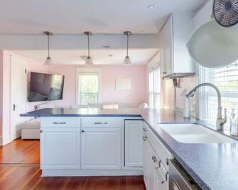 The Queen of Winchester - Stephens City - Kitchen