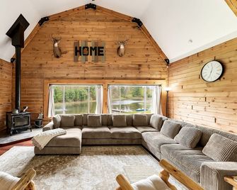 Big Rapids Lodge, Hot Tub, Pond, Game Room - Big Rapids - Obývací pokoj