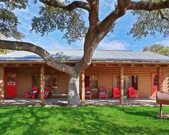 Resort Suite Across the Street from Market Days - Sleeps 4! - Wimberley - Gebäude