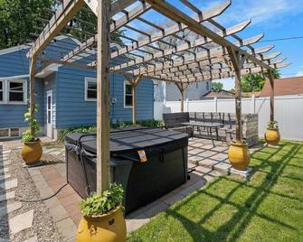 The Hideaway on Hazel- Luxury Smart Home w Hot Tub - Ames