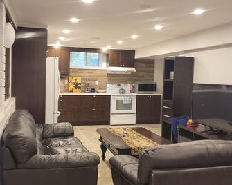 Beautifully Finished Apartment with Heated Floors and Pool Table - Whitby - Living room