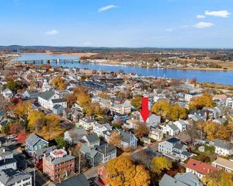 Historic Downtown Townhouse Beautiful Kitchen Parking - Newburyport - Außenansicht