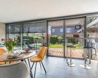 Luxury Studio Apartment with Shared Pool, Wi-Fi and Air Conditioning - Gersthofen - Essbereich