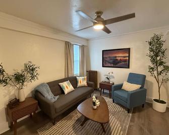 Retro Haven in 1930s Gem 312 - Klamath Falls - Living room