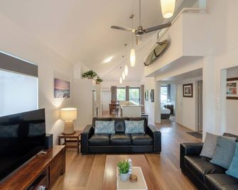 شقق أوتريجر باي - بيرون باي - غرفة معيشة