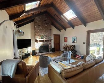 Serene Retreat in the Hills of Westchester - Mount Kisco - Living room