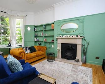 Lovely spacious 2 Bed Flat - Glasgow - Living room
