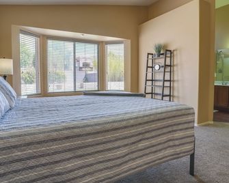 Bright Peoria Home w/ Gas Grill & Fire Pit! - Peoria - Bedroom