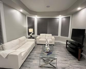 Luxury Custom Built Townhome Muskoka - Bracebridge - Living room