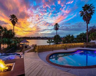Large Waterfront in Clear Lake TX within 5 miles of NASA and Kemah Boardwalk - Seabrook - Pool